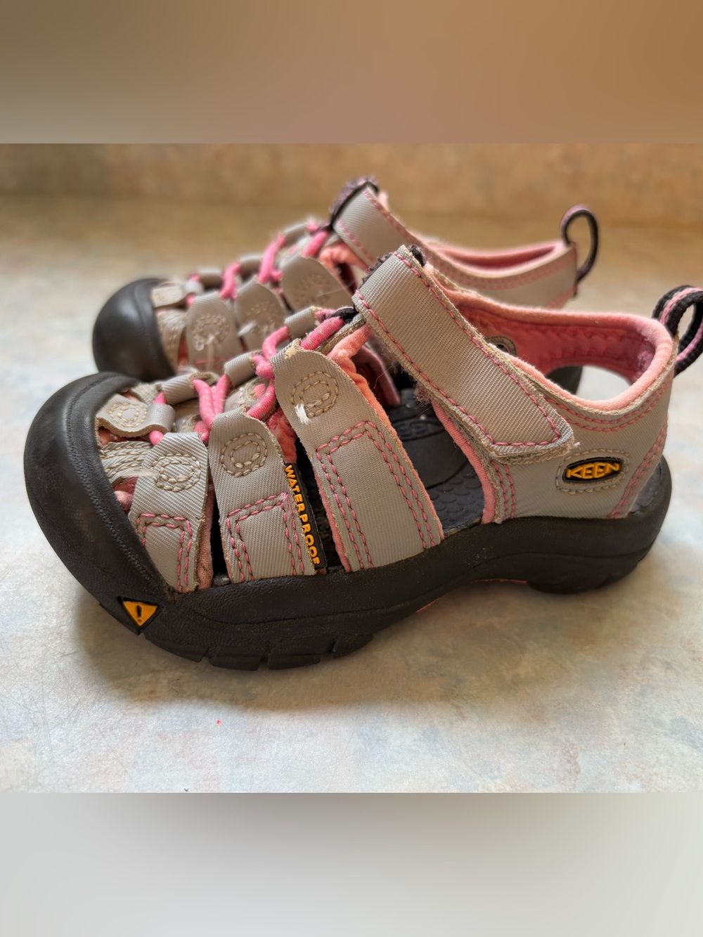 Keen Kids Gray and Pink Closed-Toe Hiking Sandals - Picture 4 of 11